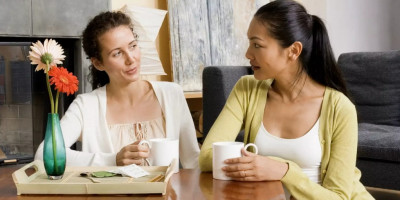 2 women having coffee